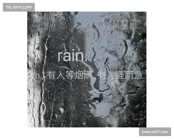 因突如其来的大雨比赛暂时中止,运动员们暂时撤离赛场等候天气好转 因突如其来的大雨比赛暂时中止,运动员们暂时撤离赛场等候天气好转